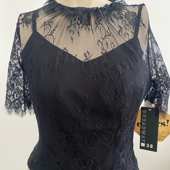 ELEGANT NEW WITH TAG BROADWAY TOP SIZE M🛍 - Picture 2 of 11